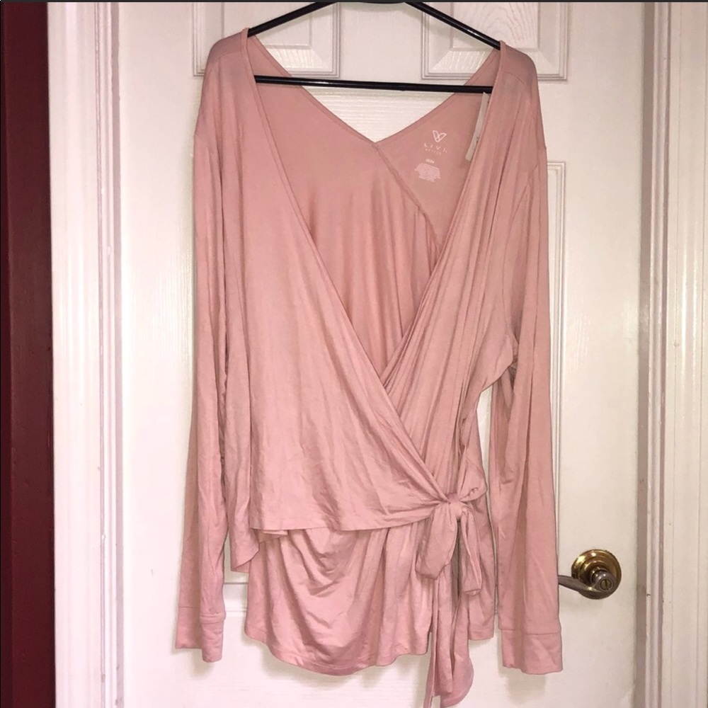 NWT🍓Active Wrap Top